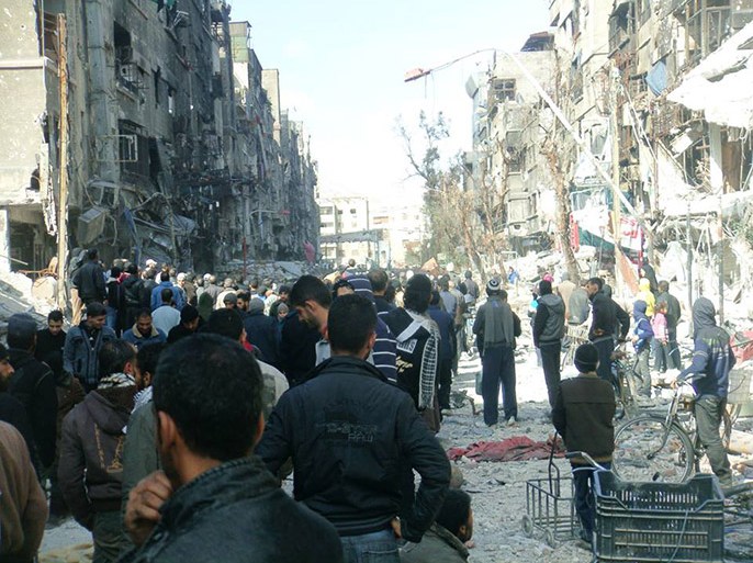 الحشد الكبير لأهالي مخيم اليرموك في انتظار توزيع المساعدات الغذائية