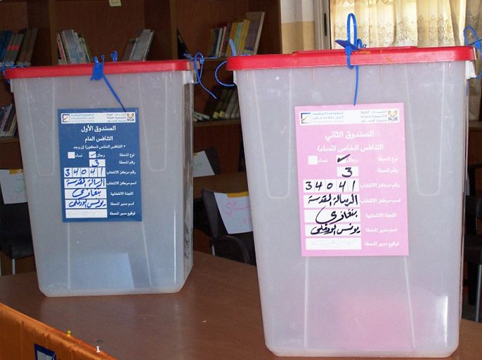 صناديق الاقتراع في انتخابات التأسيسية ببنغازي ظلت لساعات تنتظر الناخبين ( الجزيرة نت).
