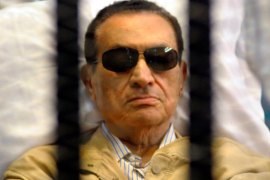 epa03778095 (FILE) A file picture dated 02 June 2012 shows former Egyptian President Hosni Mubarak looking on, behind bars and on a stretcher, in a cage inside the court room at the police academy during his trial in Cairo, Egypt. The retrial of former Egyptian President Hosny Mubarak for alleged complicity in the killing of protesters in 2011 was adjourned to 17 August 2013 by the presiding judge on 06 July 2013. The aim is to allow the defence team more time to go through recently presented evidence in the case. EPA/STRINGER