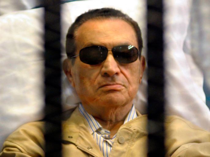 epa03778095 (FILE) A file picture dated 02 June 2012 shows former Egyptian President Hosni Mubarak looking on, behind bars and on a stretcher, in a cage inside the court room at the police academy during his trial in Cairo, Egypt. The retrial of former Egyptian President Hosny Mubarak for alleged complicity in the killing of protesters in 2011 was adjourned to 17 August 2013 by the presiding judge on 06 July 2013. The aim is to allow the defence team more time to go through recently presented evidence in the case. EPA/STRINGER