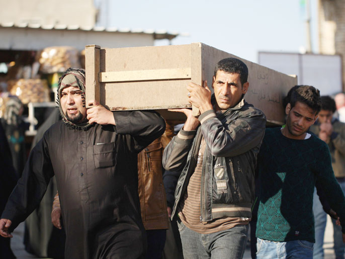 عراقيون يشيعون أحد قتلى تفجير مدينة الصدر(الفرنسية)
