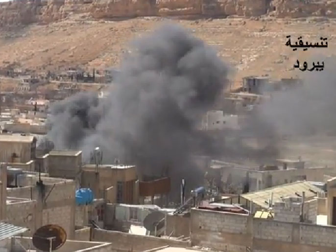 ‪الطيران الحربي يقصف بلدة يبرود بريف دمشق‬ (الجزيرة)