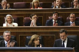 Spain's Prime Minister Mariano Rajoy (bottom R) receives an applause from party members after talking about the last European Union leaders summit in Brussels, at the Spanish parliament in Madrid January 22, 2014. REUTERS/Andrea Comas (SPAIN - Tags: POLITICS BUSINESS)