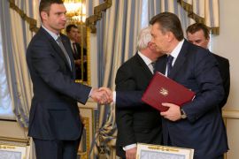 epa04093167 Ukrainian President Viktor Yanukovych(R) and opposition leader Vitali Klitschko (L) shake hands after signing the agreement in the Presidential Palace in Kiev, Ukraine, 21 February 2014