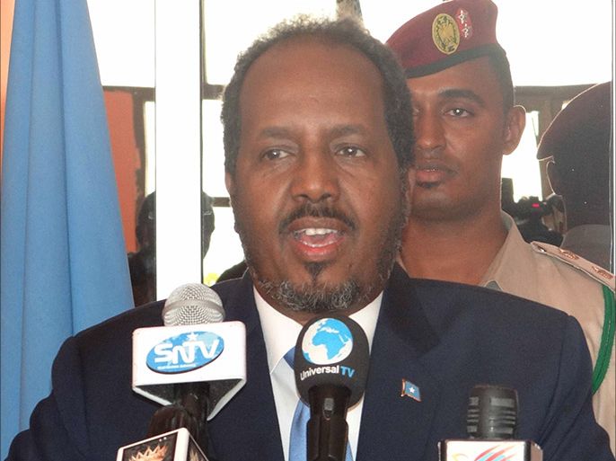 الرئيس الصومالي حسن الشيخ محمود وهو يتحدث اليوم للصحافة في المطار الدولي بالعاصمة.