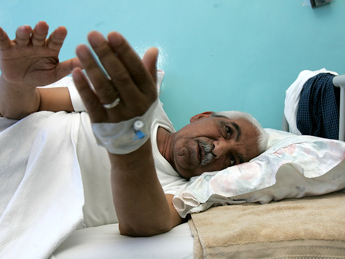 ‪أحد مرضى السرطان يتلقى العلاج بمستشفى في الأردن‬  (الجزيرة-أرشيف)