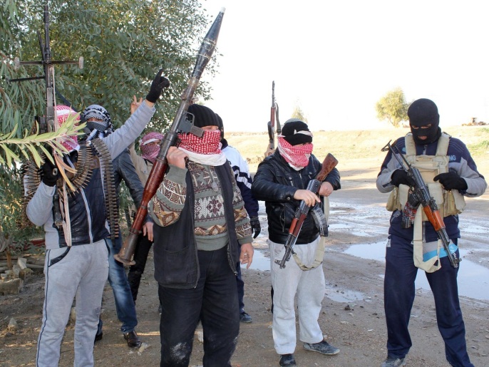 عناصر من مسلحي العشائر في محافظة الأنبار (رويترز-أرشيف)