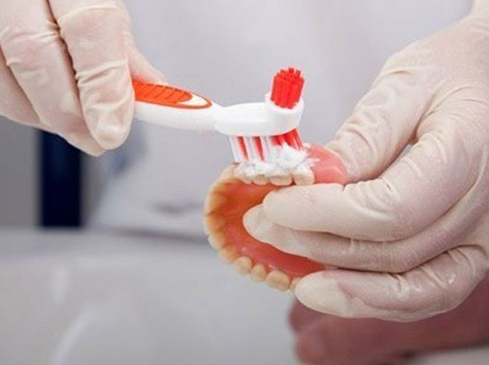 معجون الأسنان العادي قد يترك آثاراً وخطوط على طقم الأسنان الصناعي