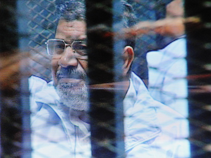 مرسي و35 آخرون حضروا جلسة المحاكمة داخل قفص زجاجي (أسوشيتد برس)