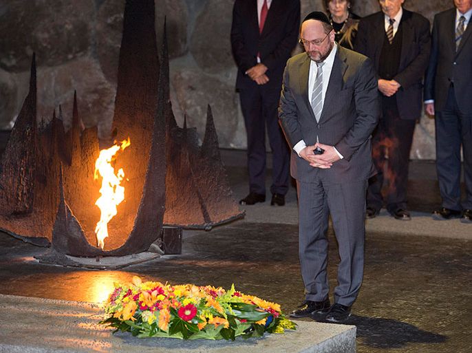 epa04068293 President of the European Parliament Martin Schulz , stands in a moment silence after laying a wreath in the 'Hall of Remembrances' in the Yad Vashem Holocaust memorial museum in Jerusalem,