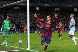 epa04086808 Barcelona's Lionel Messi (C) celebrates scoring the 1-0 lead during the UEFA Champions League round of sixteen first leg soccer match between Manchester City and FC Barcelona at the Etihad Stadium in Manchester, Britain, 18 February 2014