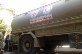 الهلال الأحمر يقوم بتوزيع مياه الشرب في حماة على الأهالي - الجزيرة نت