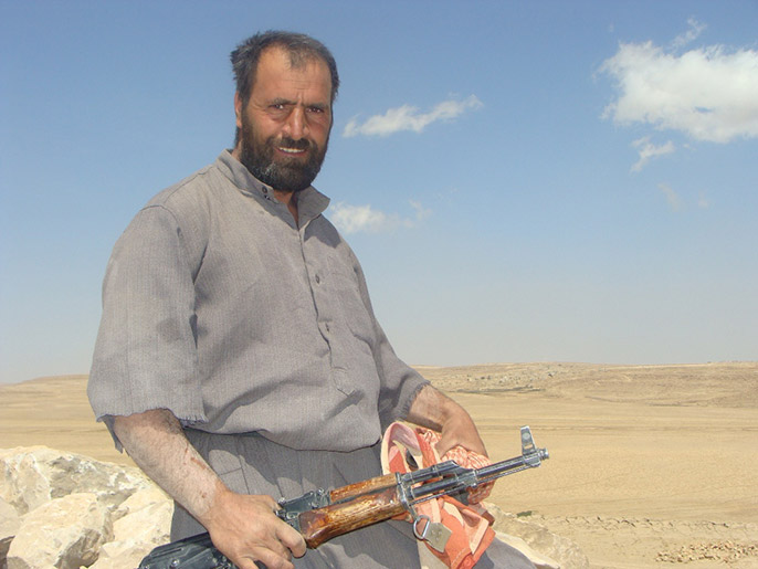 أبو عمر أحد مقاتلي قبيلة أرحب على خط المواجهة مع الحوثيين (الجزيرة نت)