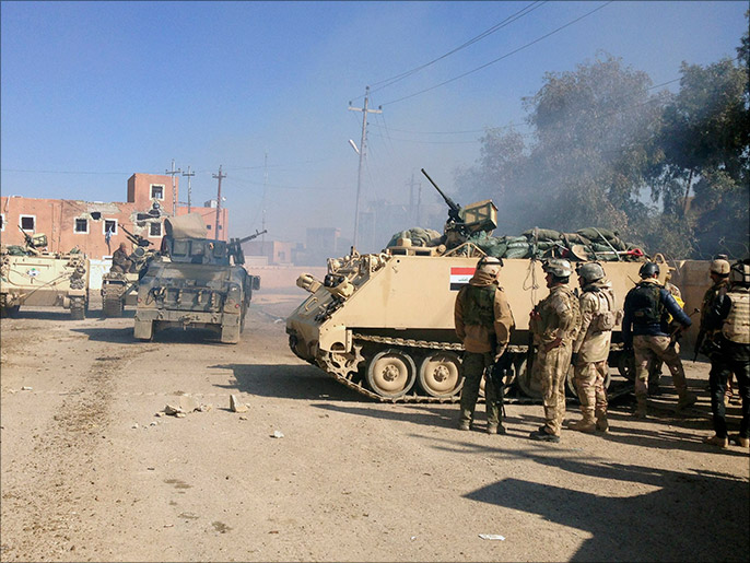 الجيش العراقي قصف بالمدافع والهاون أحياء في مدينة الرمادي (رويترز)