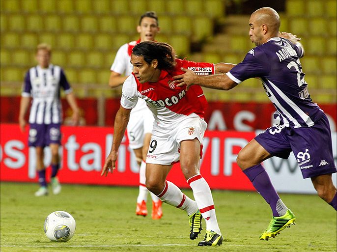 epa03835030 Radamel Falcao of AS Monaco (L) vies for the ball with Aymen Abdennour of Toulouse (R) during the French Ligue 1 soccer match AS Monaco vs Toulouse at Stade Louis II, in Monaco, 23 August 2013. EPA/SEBASTIEN NOGIER