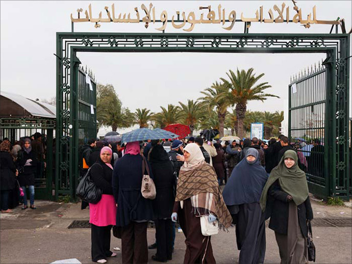 طالبات محجبات أمام مدخل كلية الآداب بتونس (الجزيرة نت)