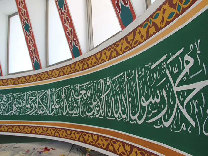 ‪خطوط جميل العنبتاوي في مسجد علي بن أبي طالب في بلدة كفركنا‬ (الجزيرة)