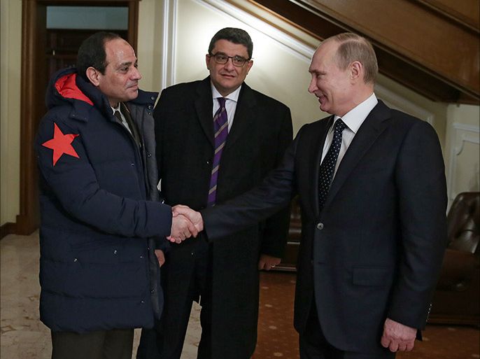 epa04073927 Russian President Vladimir Putin (R) shake hands with Egyptian Defense Minister Abdel Fattah al-Sisi (L), as Foreign Minister of Egypt Nabil Fahmy (C) looks on after their meeting at the Novo-Ogaryovo state residence outside Moscow, Russia, 13 February 2014. EPA/MIKHAIL METZEL / RIA NOVOSTI /KREMLIN POOL