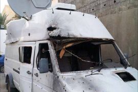 سيارة نقل خارجي لقناة العاصمة بطرابلس تعرضت للحرق والتدمير قبل يومين ( الجزيرة نت).
