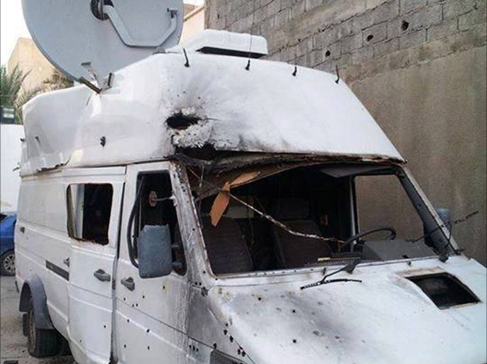 سيارة نقل خارجي لقناة العاصمة بطرابلس تعرضت للحرق والتدمير قبل يومين ( الجزيرة نت).