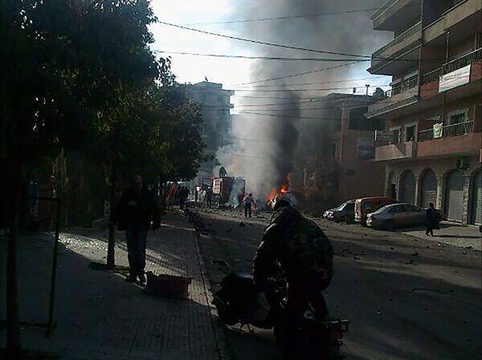 الانفجار وقع وسط مدينة الهرمل عندما اقتحم انتحاري بسيارته محطة وقود ما أدى الي اندلاع حرائق وسقوط قتلى وجرحى