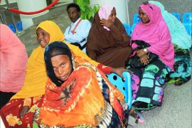 مجموعة من النسوة ينتظرن الفحوصات الطبية الخاصة بالملاريا والناموسيات المقعمة