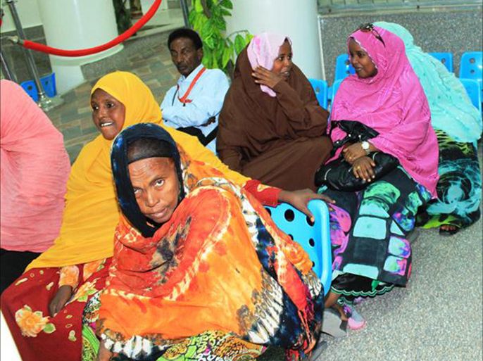 مجموعة من النسوة ينتظرن الفحوصات الطبية الخاصة بالملاريا والناموسيات المقعمة