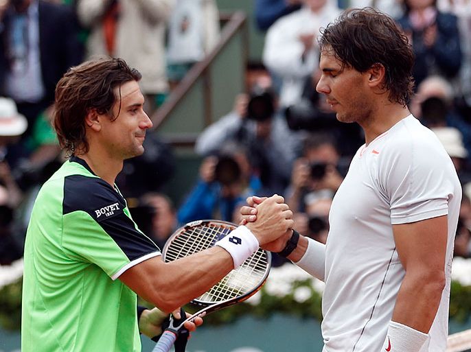 epa03737891 Rafael Nadal (R) of Spain and David Ferrer (L) of Spain shake hands after the men's final match for the French Open tennis tournament at Roland Garros in Paris, France, 09 June 2013. EPA/IAN LANGSDON