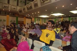يرفع شعار رابعة وسط القاعة-"رابعة" ضيف مزعج باحتفالية مصرية رسمية في موريتانيا