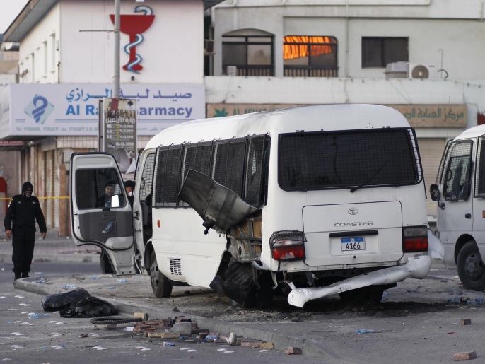 تفجير قنبلة استهدف أمس حافلة للشرطة في قرية الدية وأوقع ثلاثة جرحى (رويترز)