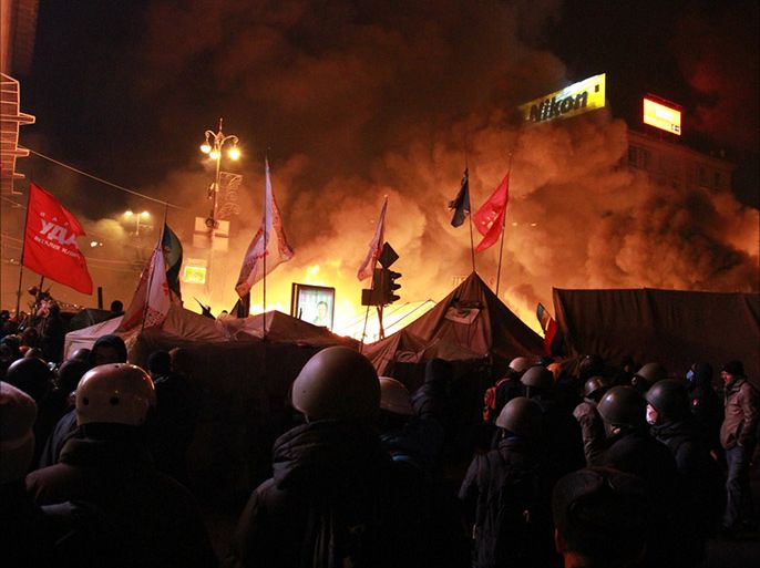 النيران تلتهم عددا من خيام الاعتصام في وسط ميدان الاستقلال (2)