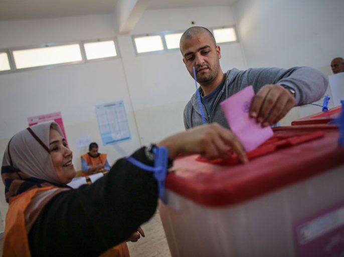 epa04091081 A handout picture provided by the Warrior Affairs Commission on 20 February 2014 shows a Libyan man casting his vote at a polling station in the eastern city of Benghazi, Libya, 20 February 2014