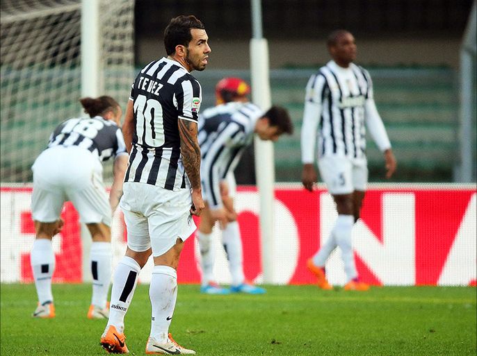 epa04064732 Juventus FC forward Carlos Tevez (front) and his teammates show their dejection after the Italian Serie A soccer match between Hellas Verona FC and Juventus FC at Bentegodi Stadium in Verona, Italy, 09 February 2014. The match ended 2-2. EPA/VENEZIA FILIPPO