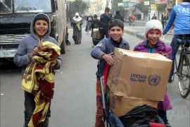 مخيم اليرموك فرحة الاطفال باستلام الطرود الغذائية