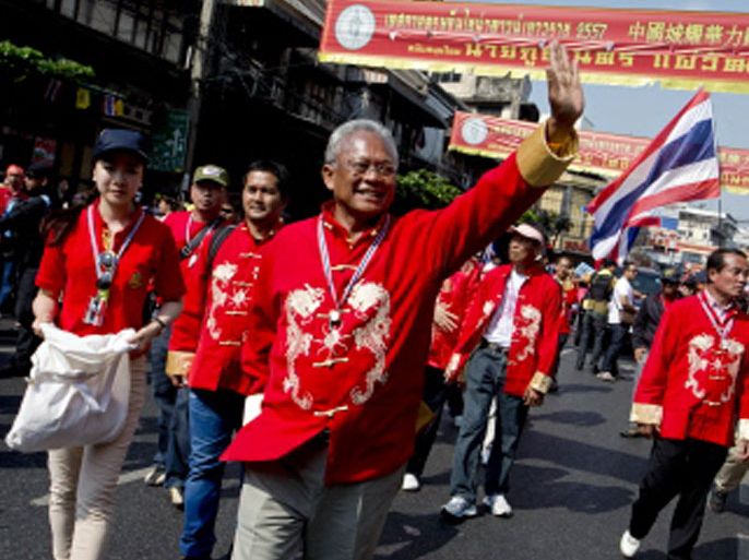 Thai protest leader Suthep Thaugsuban (C) gestures to his supporters during a rally at China town in Bangkok on February 1, 2014.