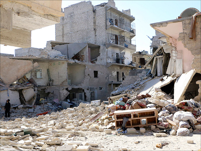 أنقاض مبان منهارة جراء قصف حي الميسر بحلب بالبراميل المتفجرة(رويترز)