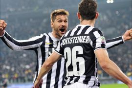 epa04052822 Juventus midfielder Stephan Lichtsteiner (R) jubilates with teammate Fernando Llorente (L), after scoring the 1-0 goal, during the Italian Serie A soccer match between Juventus and Inter at Juventus Stadium in Turin, Italy, 02 February 2014. EPA/ALESSANDRO DI MARCO