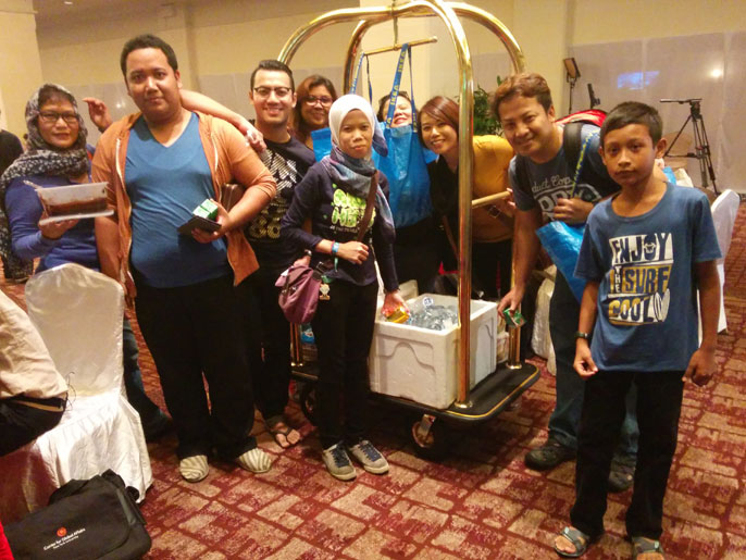 فريق الخدمة التطوعية في فندق سما سما بجوار مطار كوالالمبور الدولي (الجزيرة)