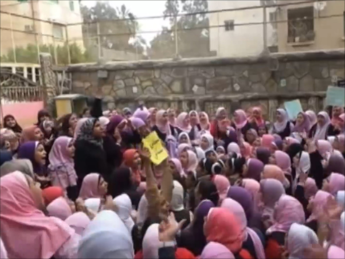 الطالبات يتظاهرن رفضا للانقلاب وللمطالبة بالإفراج عن زميلاتهن المعتقلات (الجزيرة) 