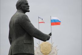 تمثال لينين أمام مبنى حكومة القرم الذي رفع عليه العلم الروسي بدلا عن الأوكراني إلى جانب العلم القرمي-انقسام في القرم إزاء التدخل الروسي والاستفتاء