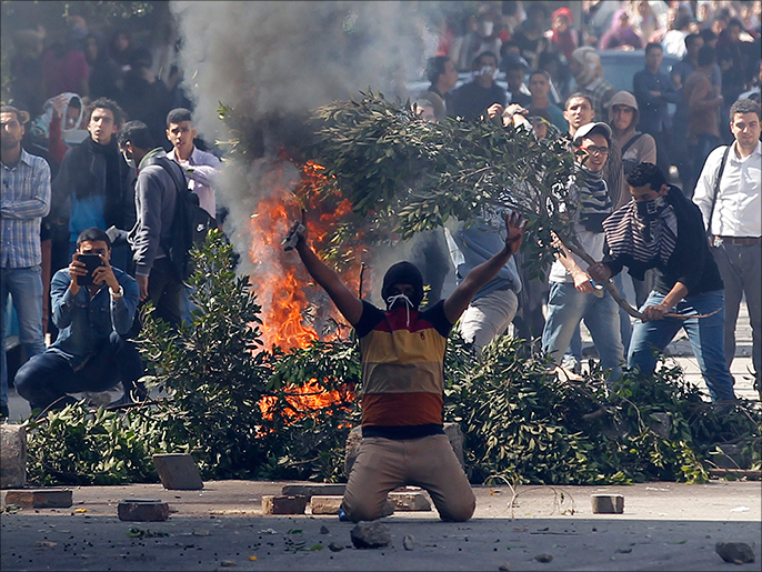 طلاب جامعة عين شمس بالقاهرة تظاهروا احتجاجا على ترشح السيسي(رويترز)