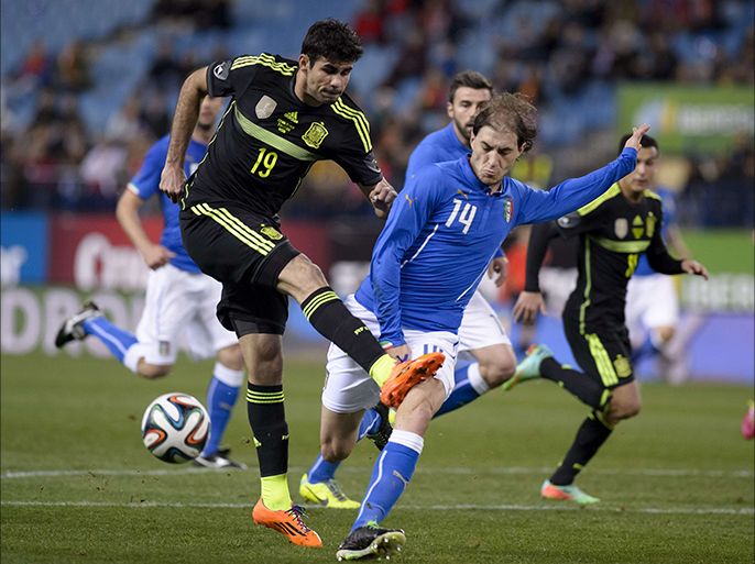 Spain's forward Diego Costa (L) vies with Italy's defender Gabriel Paletta during the FIFA 2014 World Cup friendly football match Spain vs Italy at the Vicente Calderon stadium in Madrid on March 5, 2014. AFP PHOTO / DANI POZO