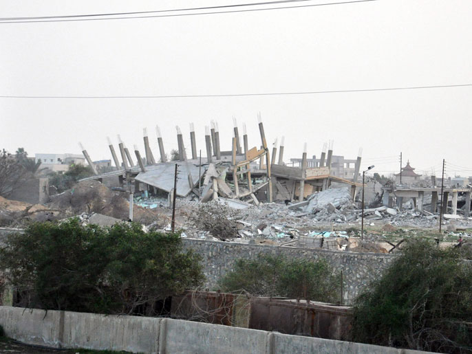 ‪مناظر الدمار تلازم أعين سكان المناطق الحدودية في غزة في الداخل والجوار‬ (الجزيرة)