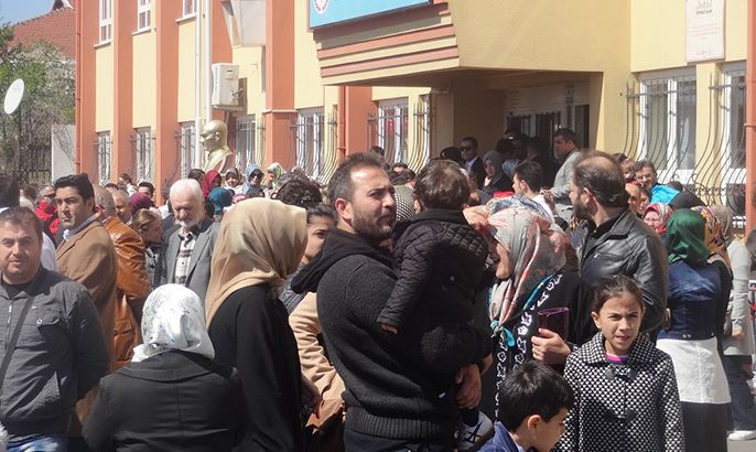 الاتراك قدموا إلى مراكز الاقتراع في اسطنبول بعائلاتهم وأطفالهم