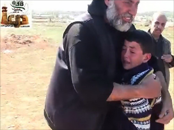 أحد أقارب أسامة يحتضنه بعد سماعه خبر وفاة والدته (الجزيرة)