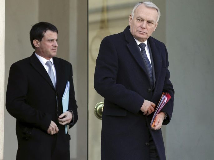 French Prime Minister Jean-Marc Ayrault (R) and Interior Minister Manuel Valls leave the Elysee Palace in Paris, following a meeting on the situation in Mali in this January 14, 2013 file picture. President Francois Hollande is set to name centrist Interior Minister Manuel Valls as his prime minister later on Monday March 31, 2014 French media said, replacing Jean-Marc Ayrault a day after ruling Socialists lost local elections. Picture taken January 14, 2013. REUTERS/Philippe Wojazer/Files (FRANCE - Tags: POLITICS)