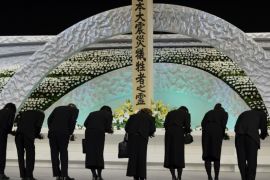 Relatives of victims of the March 11, 2011 earthquake and tsunami bow to the altar as they offer chrysanthemums for the victims at the national memorial service in Tokyo March 11, 2014. Tuesday marks the third-year anniversary of the March 11, 2011 earthquake and tsunami that killed thousands and set off a nuclear crisis. REUTERS/Franck Robichon/Pool (JAPAN - Tags: ANNIVERSARY DISASTER ROYALS)