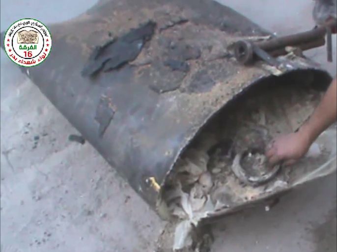 حلب || الخالدية 22/ 3 /2014 || احد البراميل الاسدية التي سقطت على الحي ولم تنفجر .