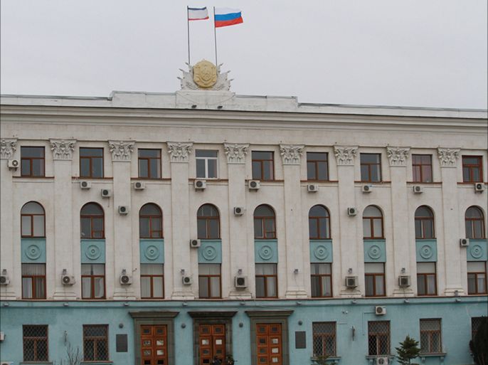 العلم الروسي مرفوع على مقر الحكومة القرمية-انقسام في القرم إزاء التدخل الروسي والاستفتاء