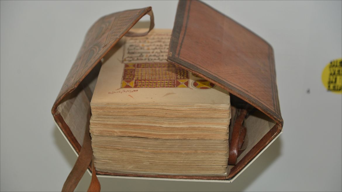 نسخة من القرآن الكريم  من القرن السابع الهجري بمتحف الكتاب بلايبزيغ الألمانية. الجزيرة نت
